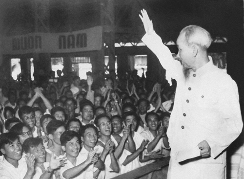 Ngày 31-12-1962: Người căn dặn “Học phải đi đôi với hành, phải đoàn kết, dạy tốt, học tốt để sau khi ra trường đóng góp được nhiều cho Tổ quốc”